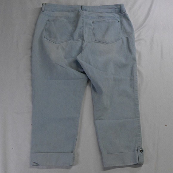 Fabulously Slimming Chico's 2 / 12 Crop Light Wash Stretch Denim Jeans - Picture 5 of 5
